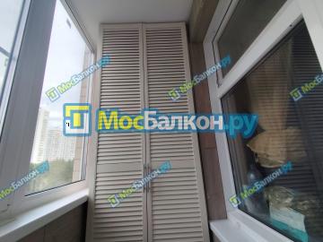 отделка балкона ламинатом и мебель